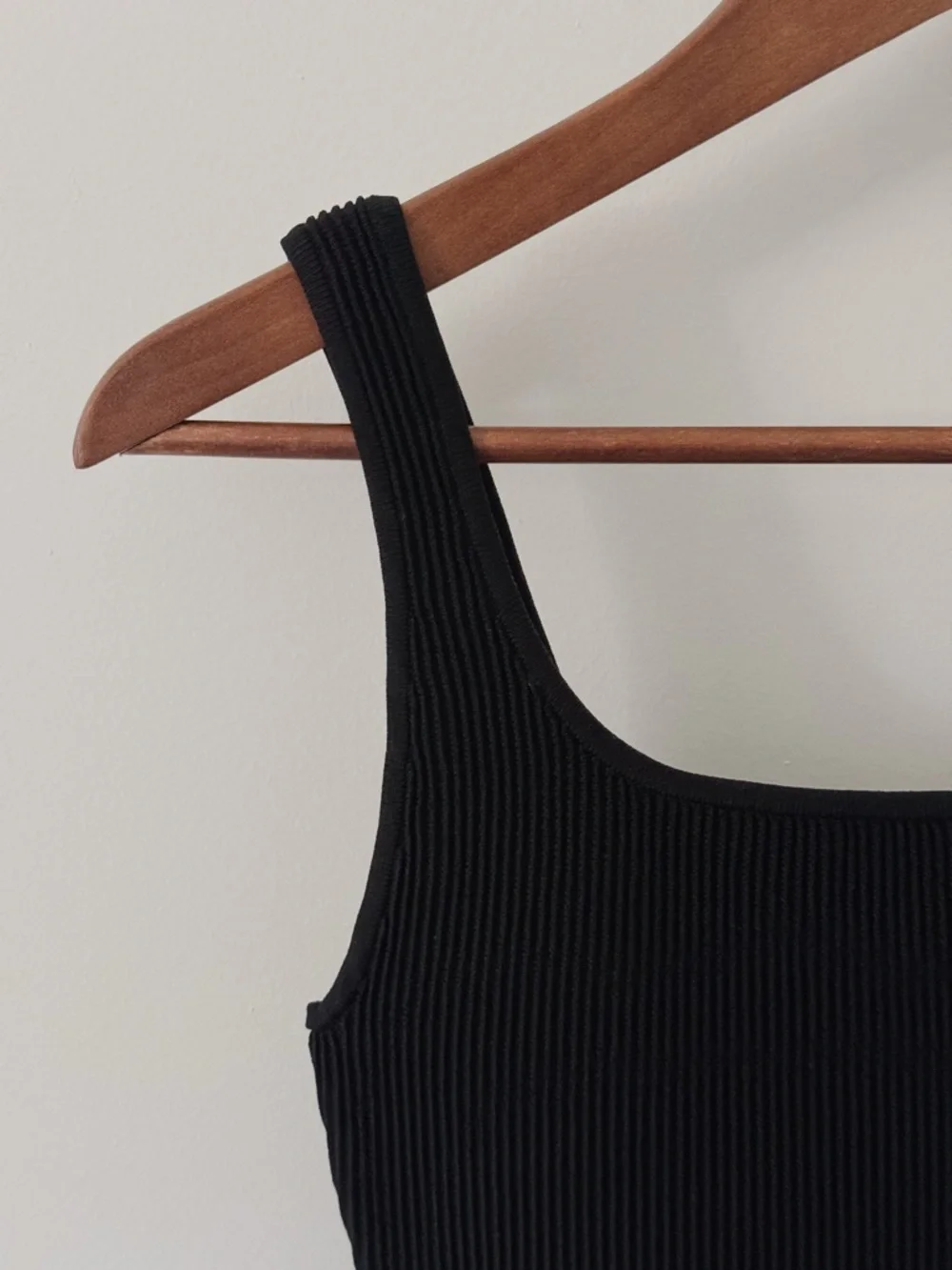 Aritzia Babaton Sculpt Knit Ribbed Tank — Black — Medium - Picture 7 of 7